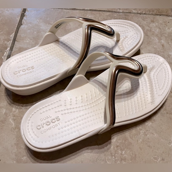 WOMEN’S Crocs Sanrah Metalblock Flat Flip White Size 7 dual comfort sandals - Picture 3 of 5